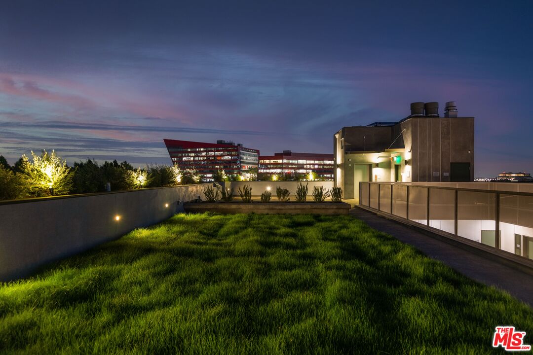 829 Larrabee St Unit: PH 402