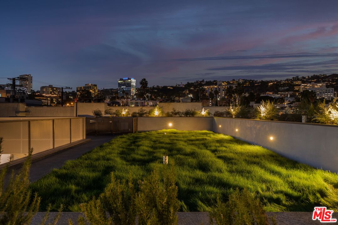 829 Larrabee St Unit: PH 402