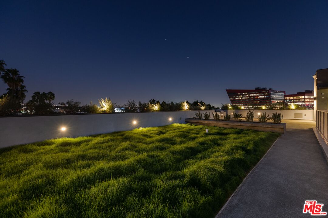 829 Larrabee St Unit: PH 402