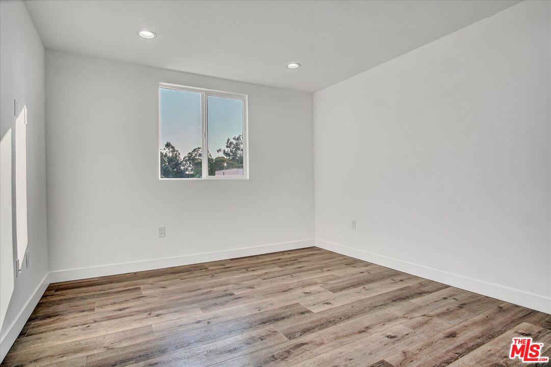 2419 S Cochran Ave