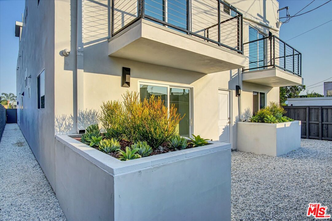 2419 S Cochran Ave