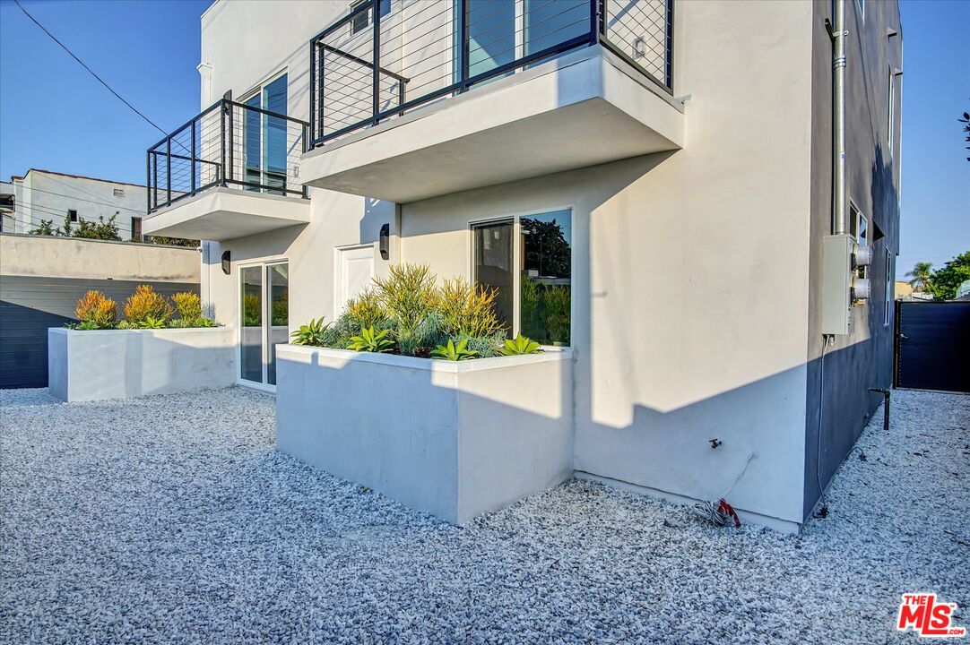 2419 S Cochran Ave