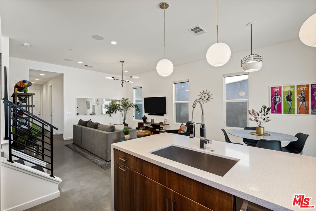 504 Paragon Loop