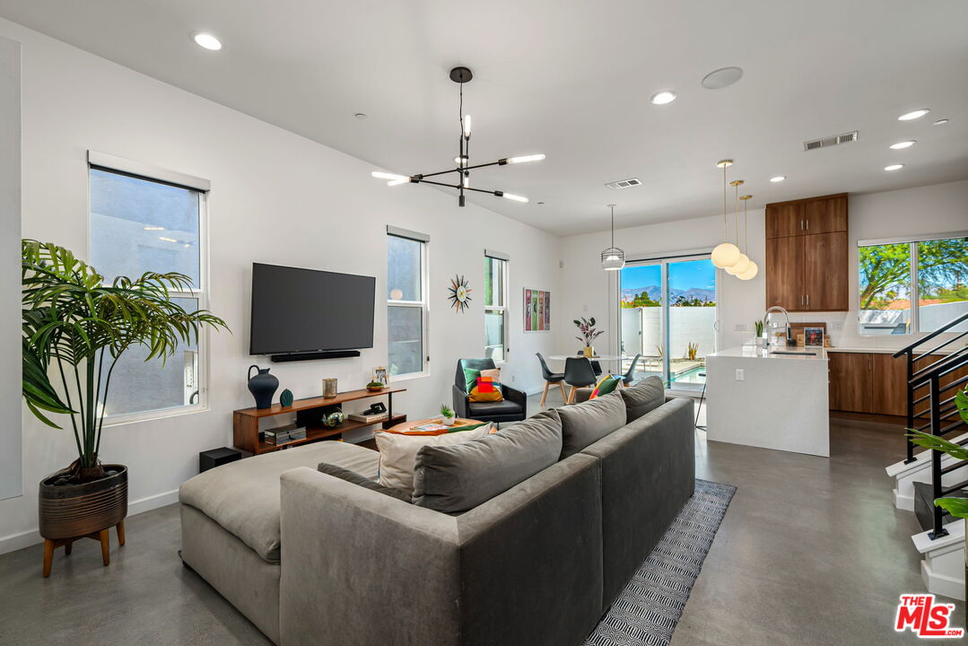 504 Paragon Loop