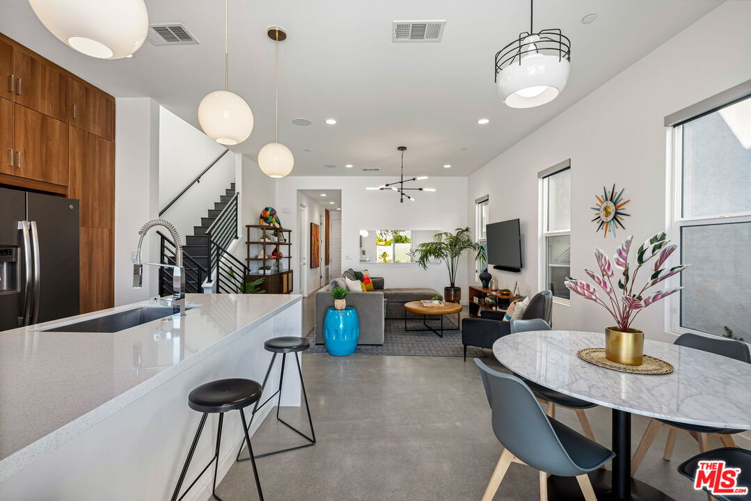504 Paragon Loop
