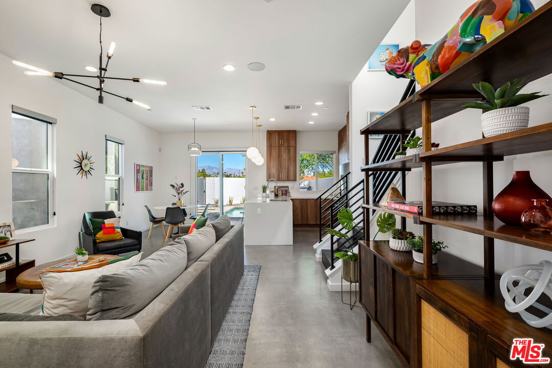 504 Paragon Loop