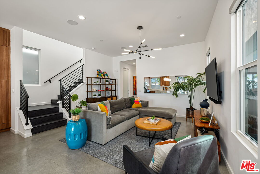 504 Paragon Loop