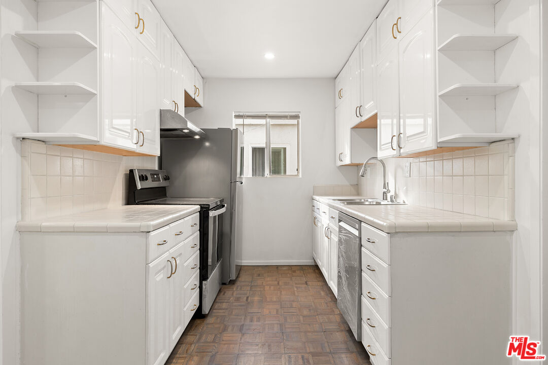 4213 Whitsett Ave Unit: 3