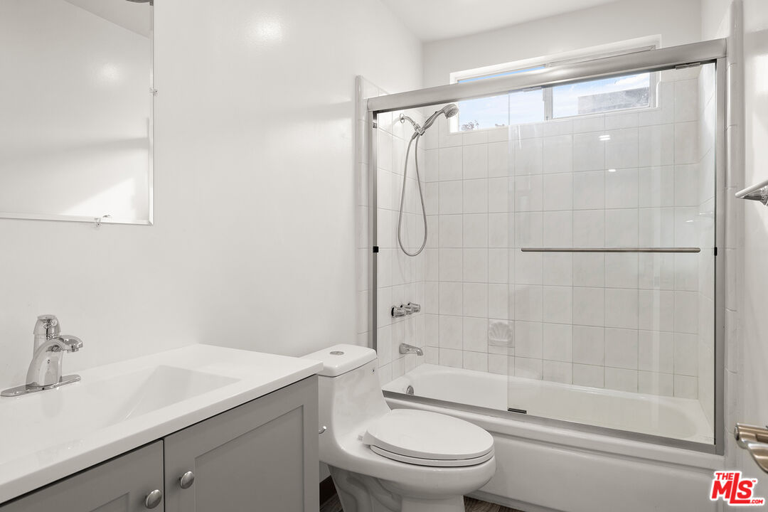 4213 Whitsett Ave Unit: 3