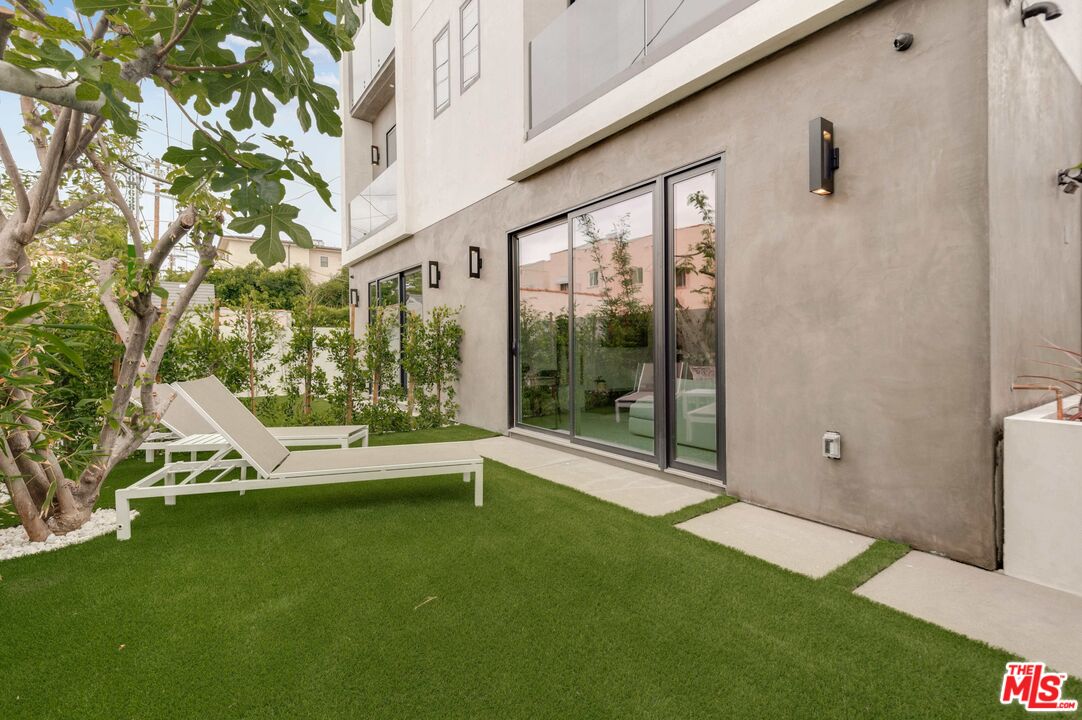 417 N Curson Ave