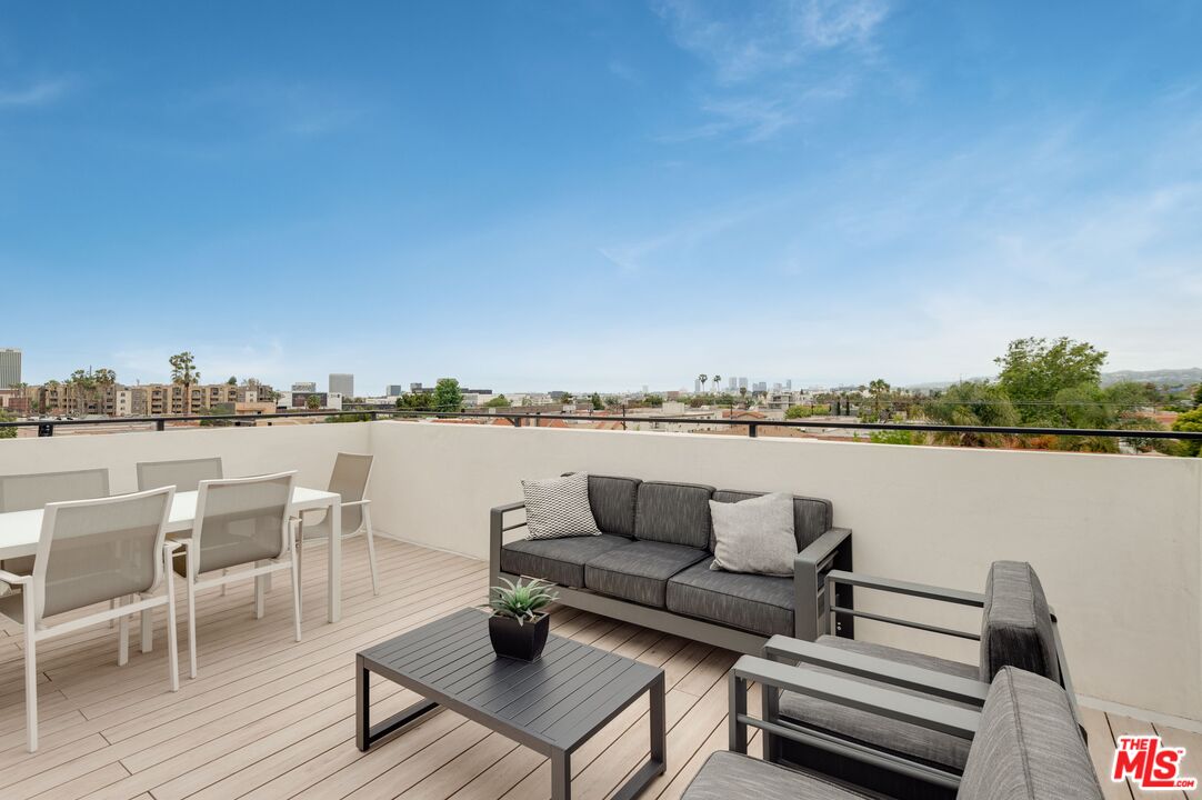 417 N Curson Ave