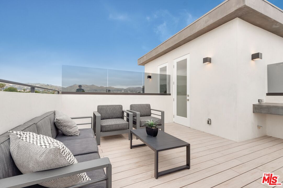 417 N Curson Ave