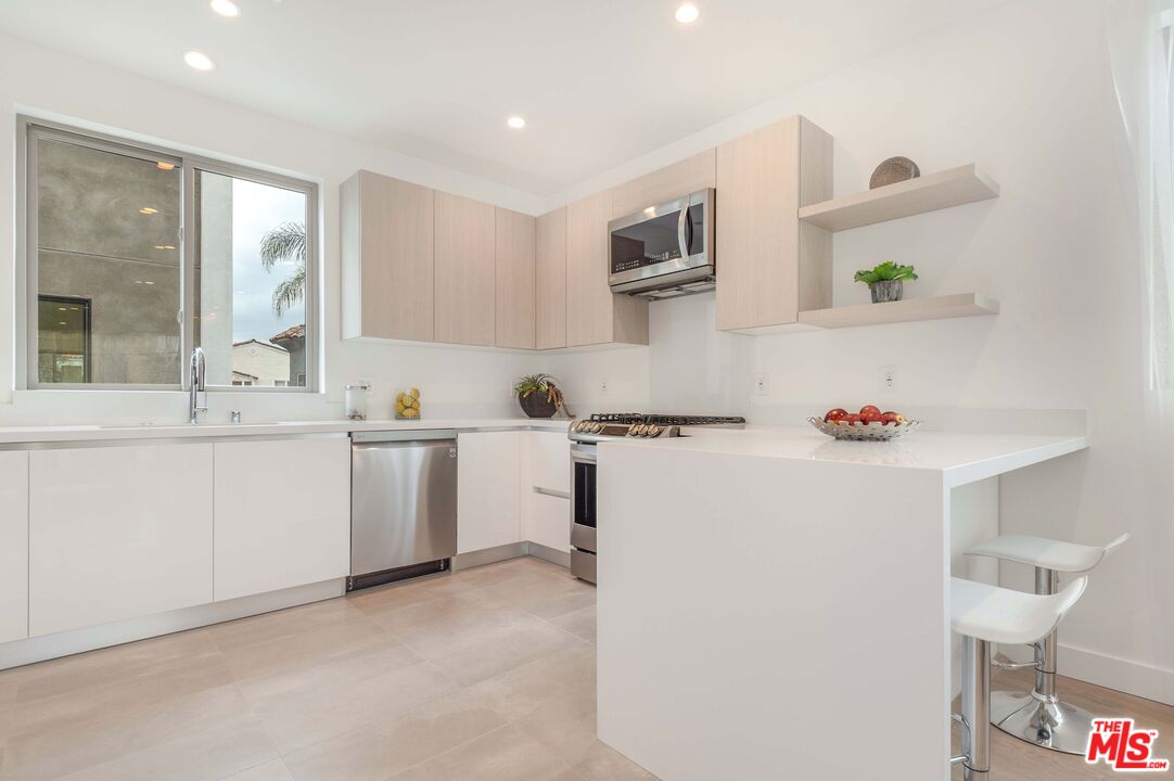 417 N Curson Ave