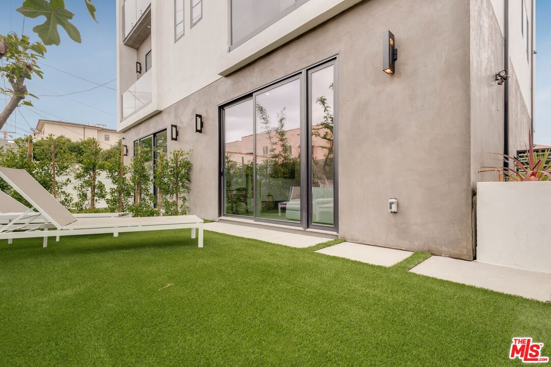 417 N Curson Ave