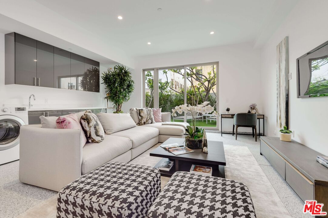 417 N Curson Ave