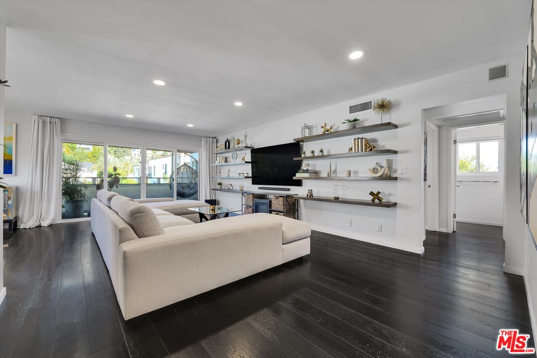 7949 Selma Ave Unit: 21