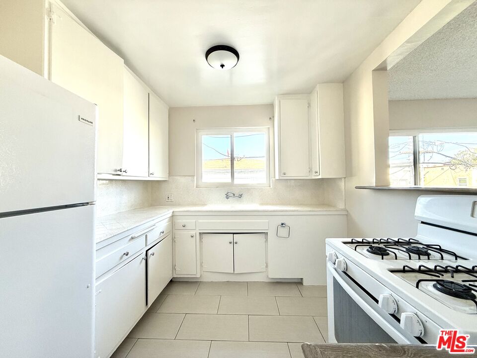 854 S Sherbourne Dr Unit: 6