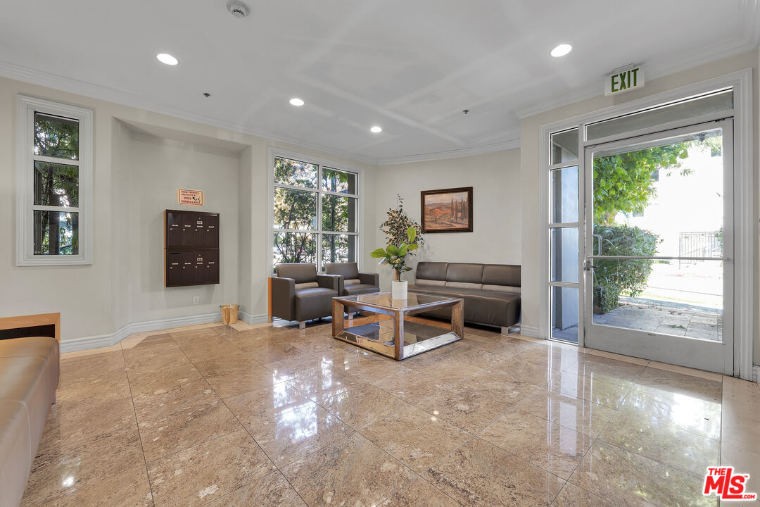 1601 S Bentley Ave Unit: 201