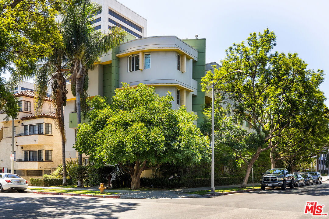 1601 S Bentley Ave Unit: 201