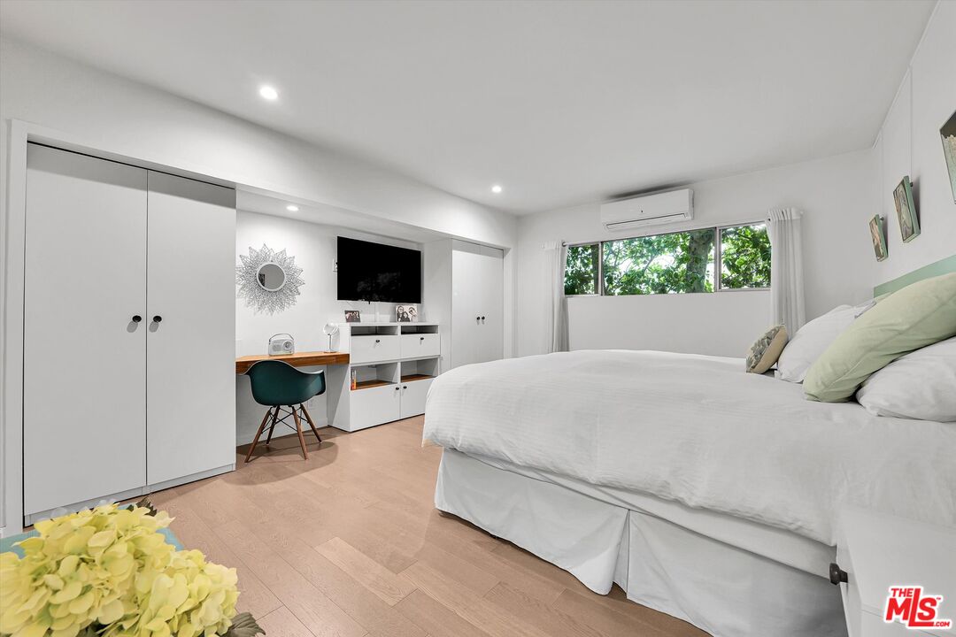 1233 N Laurel Ave Unit: 114