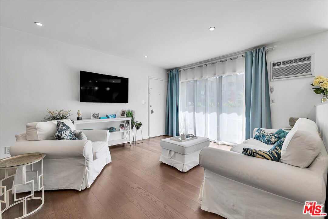 1233 N Laurel Ave Unit: 114