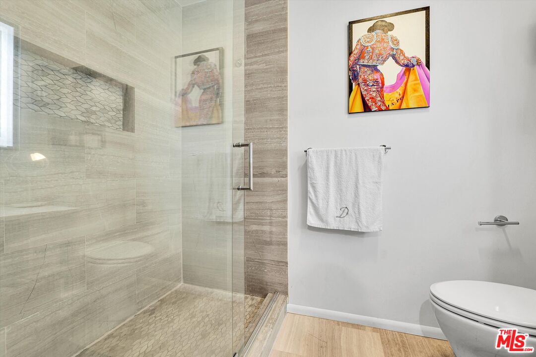 1233 N Laurel Ave Unit: 114