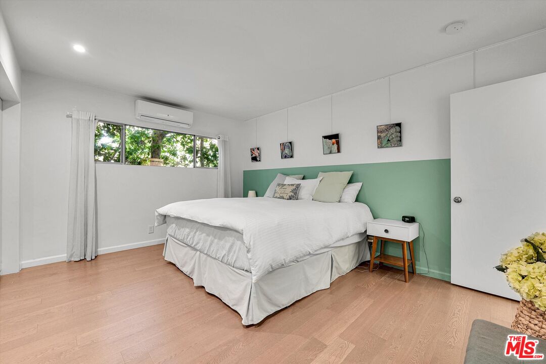 1233 N Laurel Ave Unit: 114