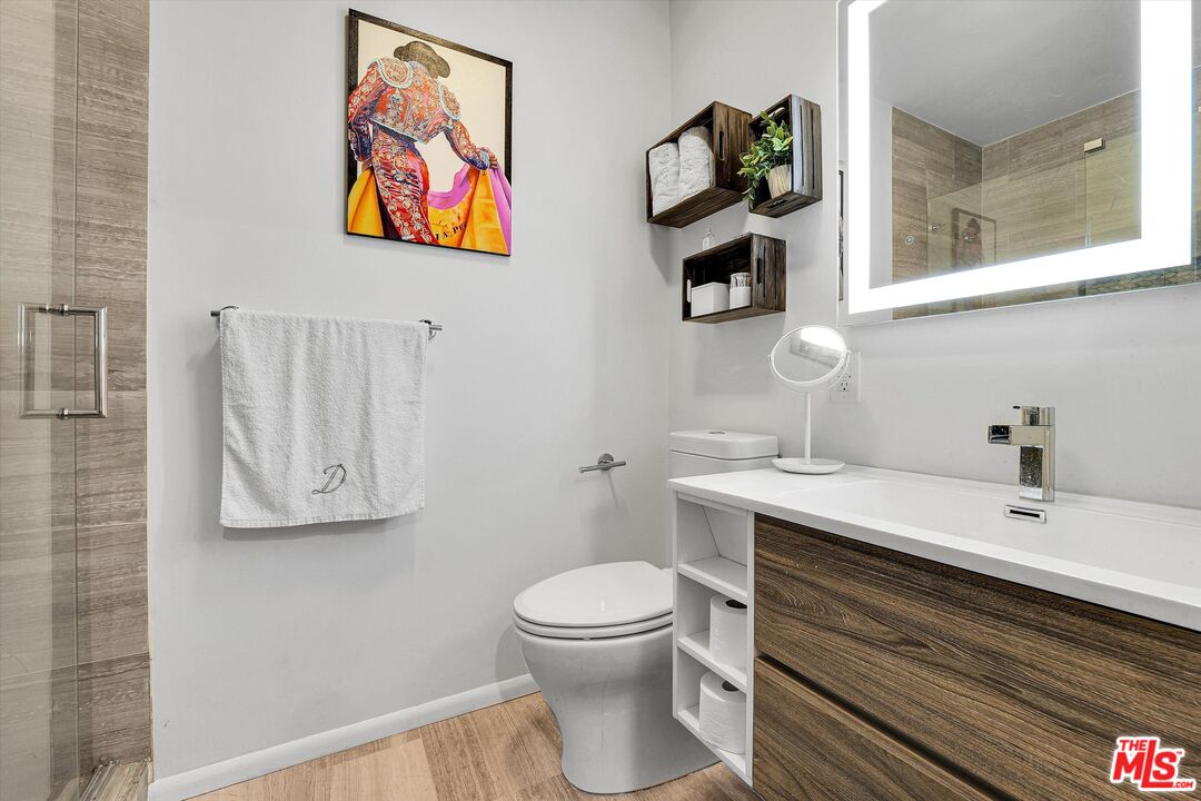 1233 N Laurel Ave Unit: 114