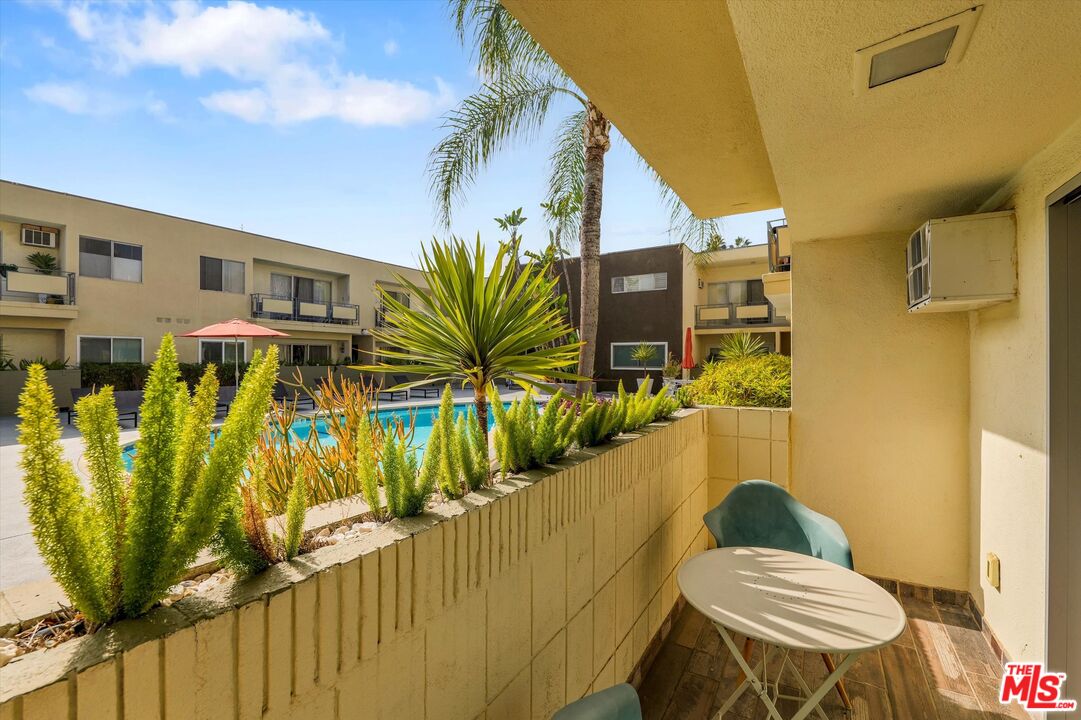 1233 N Laurel Ave Unit: 114