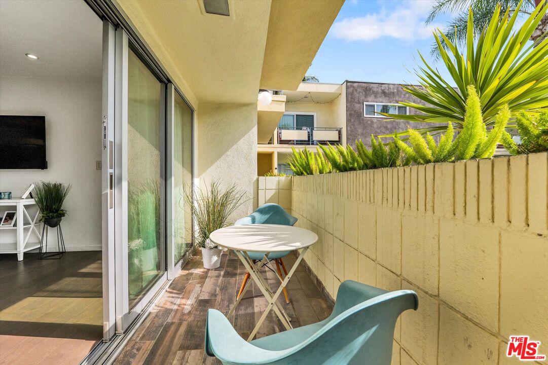 1233 N Laurel Ave Unit: 114