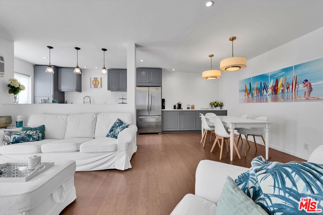 1233 N Laurel Ave Unit: 114