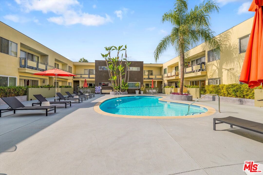 1233 N Laurel Ave Unit: 114