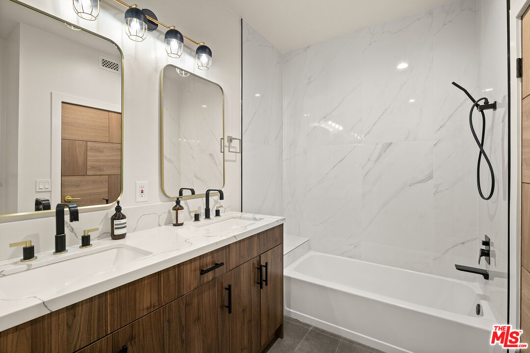 9000 Cynthia St Unit: 302