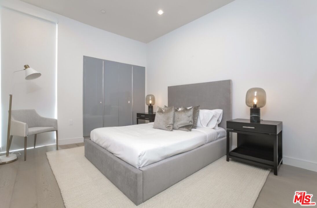 1125 N Kings Rd Unit: PH 9