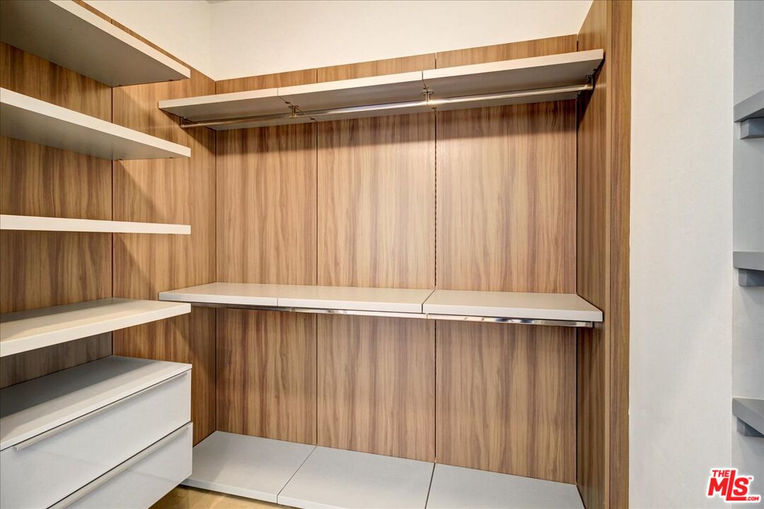 1125 N Kings Rd Unit: PH 9