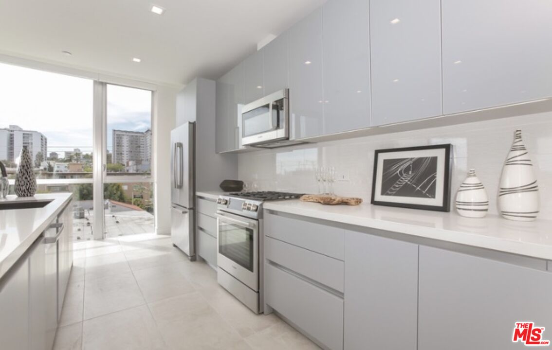1125 N Kings Rd Unit: PH 9