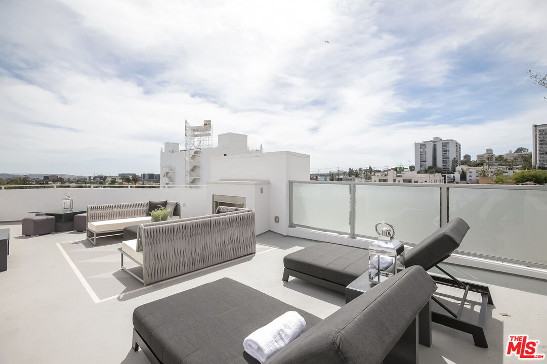 1125 N Kings Rd Unit: PH 9