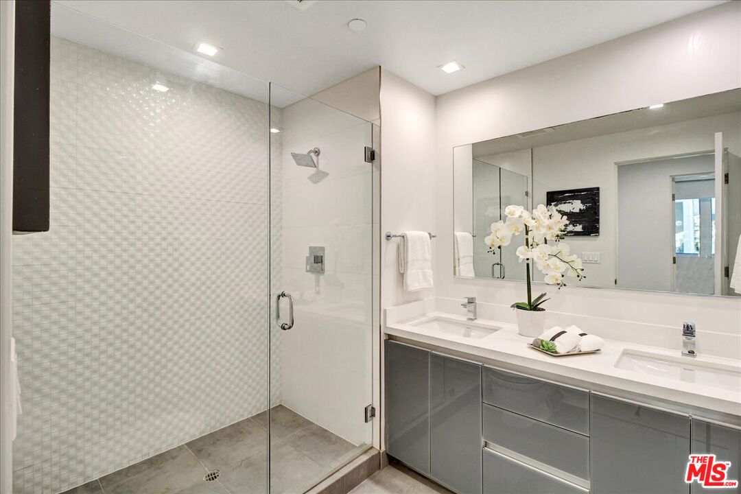 1125 N Kings Rd Unit: PH 9