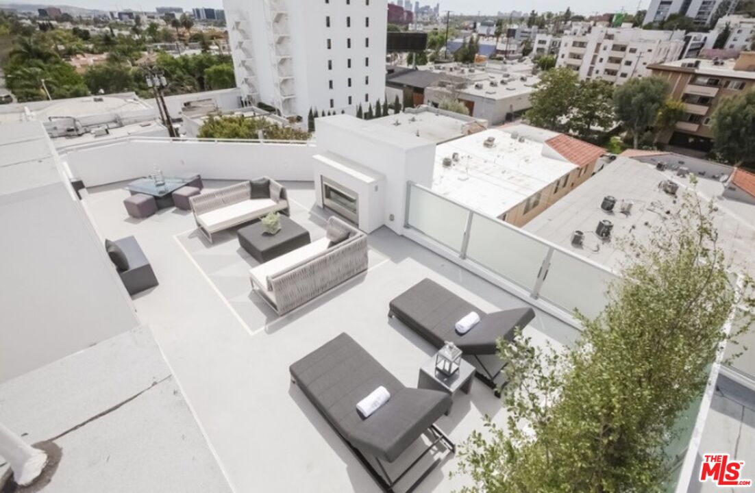 1125 N Kings Rd Unit: PH 9