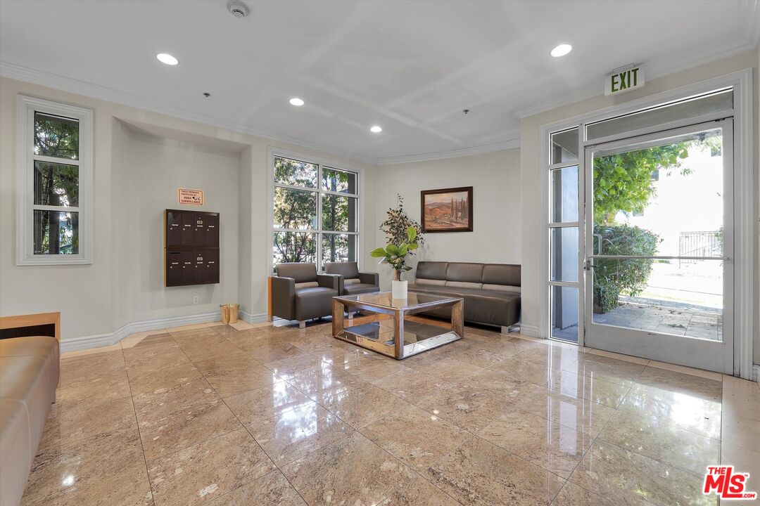 1601 S Bentley Ave Unit: 211