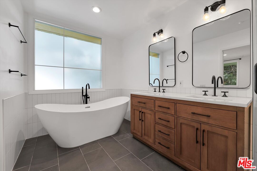 1601 S Bentley Ave Unit: 211