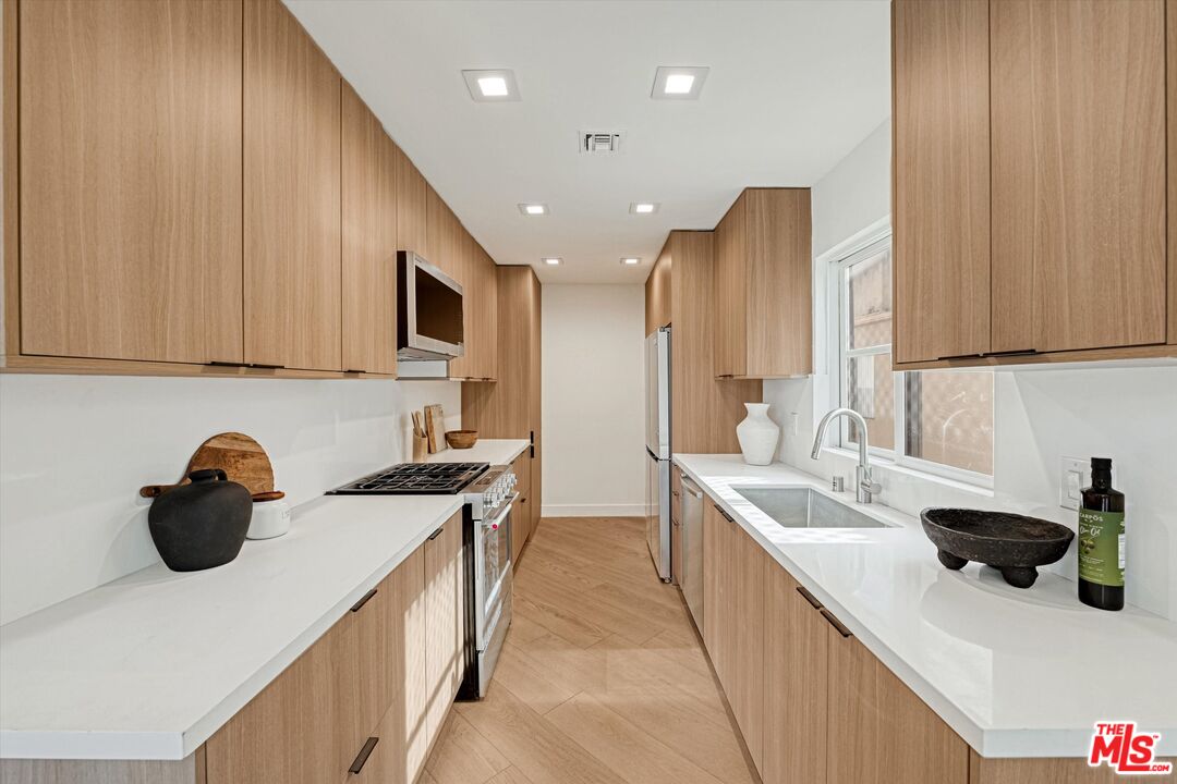 120 N Swall Dr Unit: 306