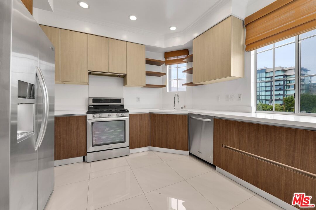 128 N Swall Dr Unit: PH6