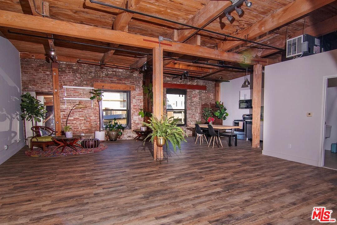 900 E 1st St Unit: 206