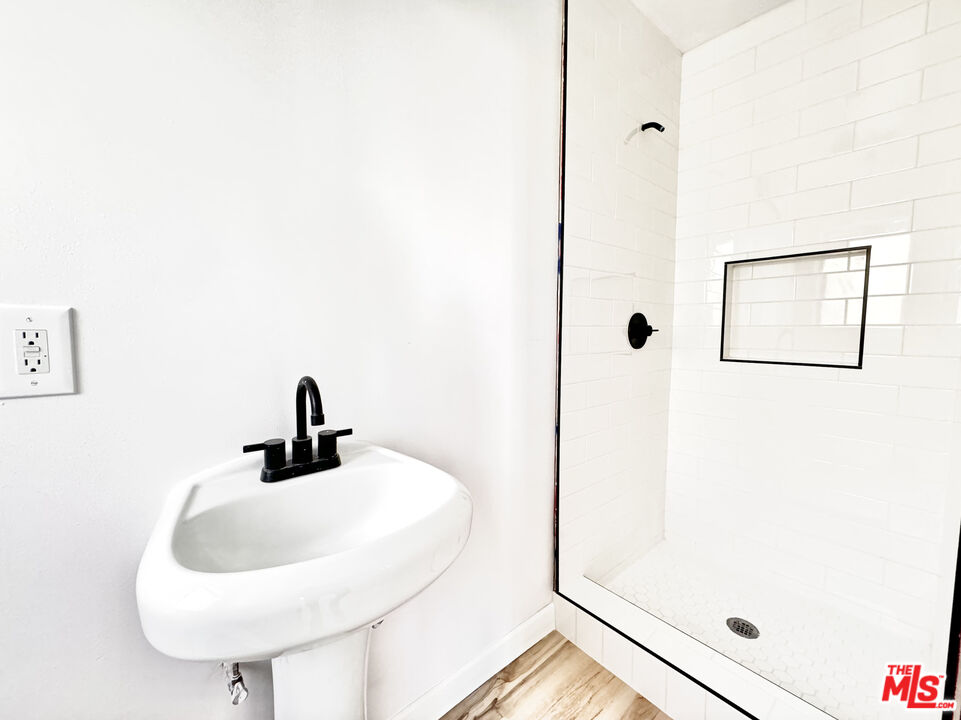 121 S Crescent Dr Unit: D