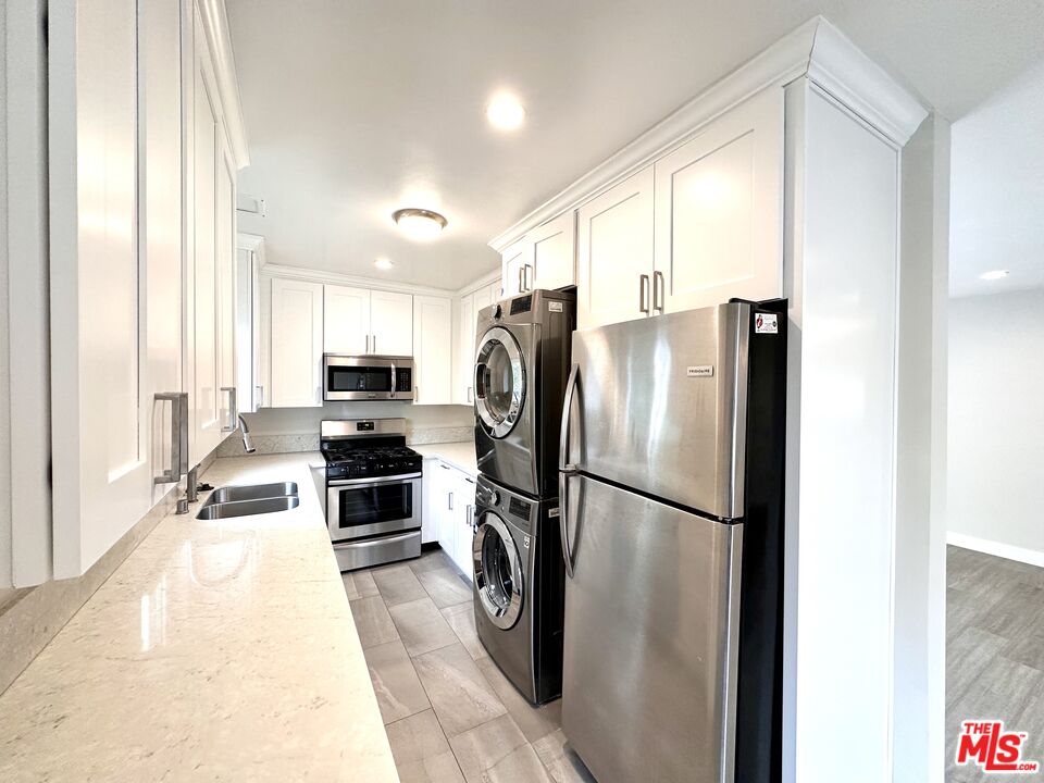 1051 S Sherbourne Dr Unit: 6