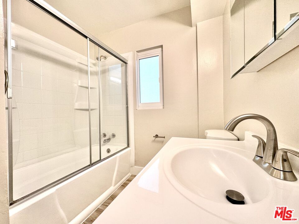 1037 S Shenandoah St Unit: 7