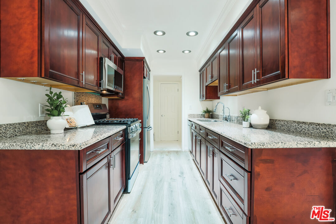 6700 Hillpark Dr Unit: 204