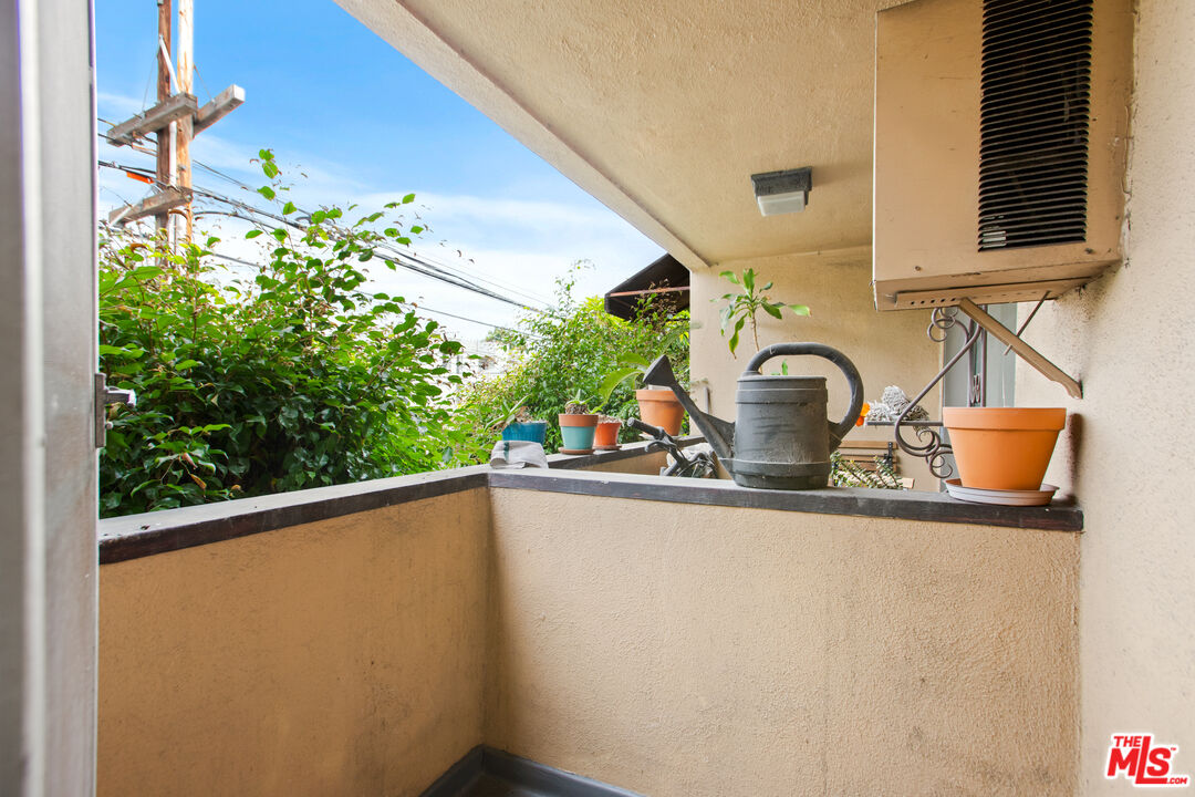 8440 Willoughby Ave Unit: 3