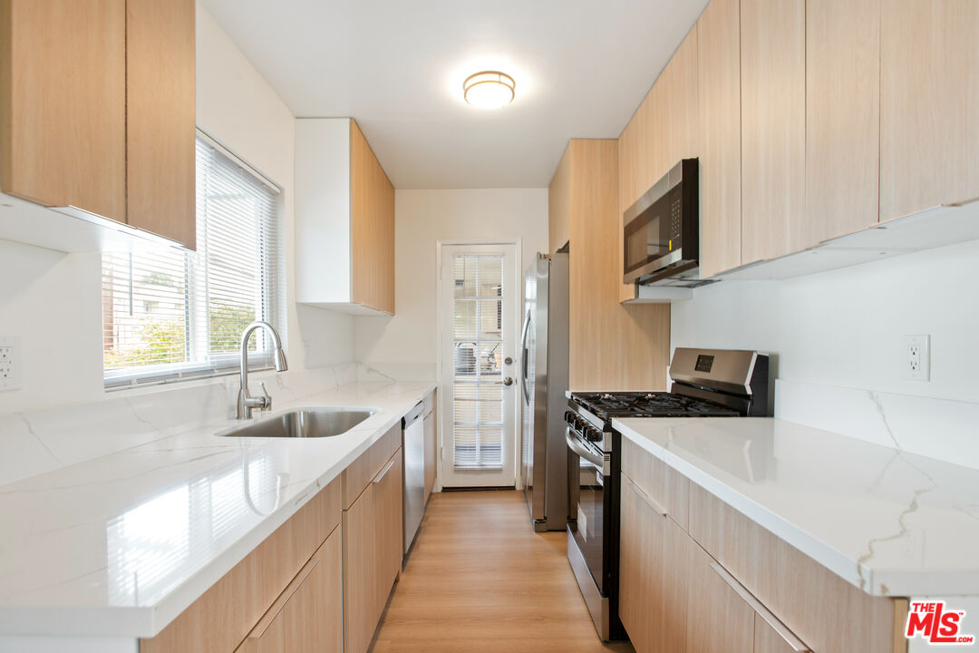 8440 Willoughby Ave Unit: 3